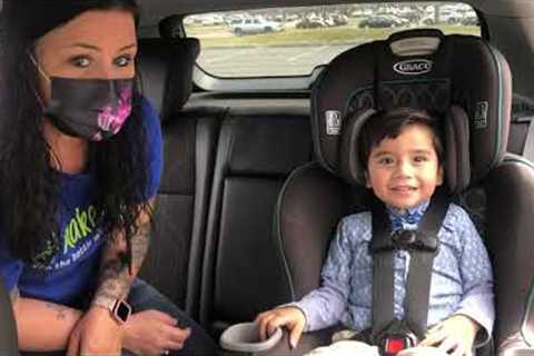 How to safely buckle a child in a car seat. (English)